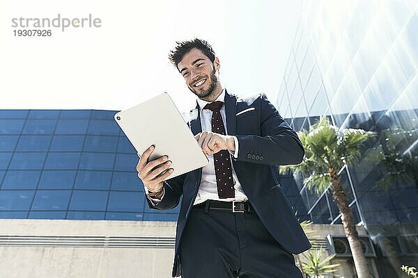 Smileymann mit seinem Tablet aus niedrigem Winkel