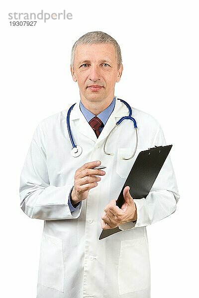 Freundlicher Arzt mit Klemmbrett und Stift schaut in die Kamera