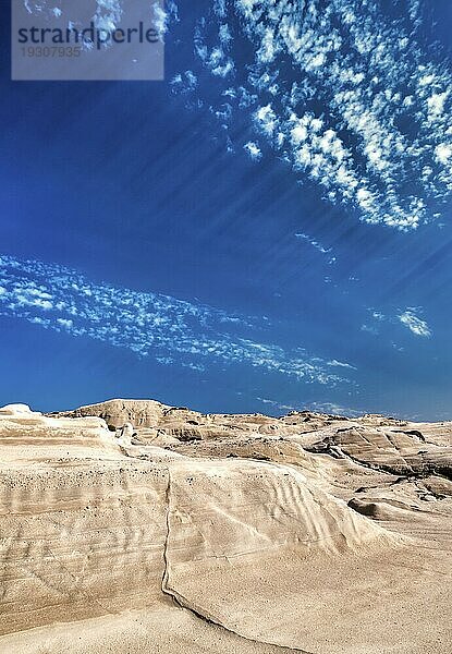 Schöne Felsen von Sarakiniko Strand  Ägäisches Meer  Insel Milos  Griechenland. Keine Menschen  leere Klippen  Sommertag Sonne  Mondlandschaft  fantastische Felsen von Touristenziel  tiefblauer Himmel  Wolken  vertikale Schuss
