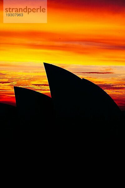 Das Opernhaus von Sydney vor einem strahlenden Wintersonnenaufgang in Sydney  Australien  als Silhouette  Ozeanien