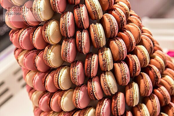 Bunte französische Macarons in Form einer Pyramide