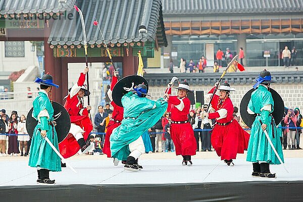 SEOUL  SÜDKOREA  25. Oktober 2014: Die Demonstration zur Wachablösung am Gyeongbokgung Palast am 25. Oktober 2014 in Seoul  Südkorea  Asien