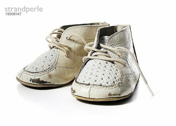 Alte abgenutzte Vintage Leder weiß Baby Schuhe vor weißem Hintergrund mit natürlichen Schatten