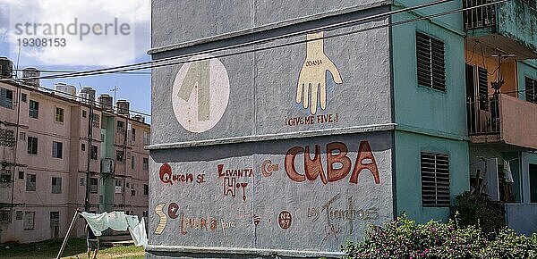 US kubanische Beziehungen: Wand in Trinidad  Kuba zeigt diplomatischen Händedruck zwischen den Ländern