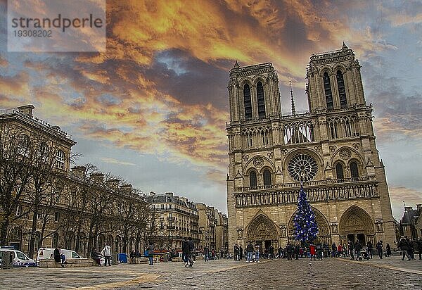 Ein schöner Sonnenuntergang in der Stadt der Liebe in Notre Dame  Paris. Frankreich