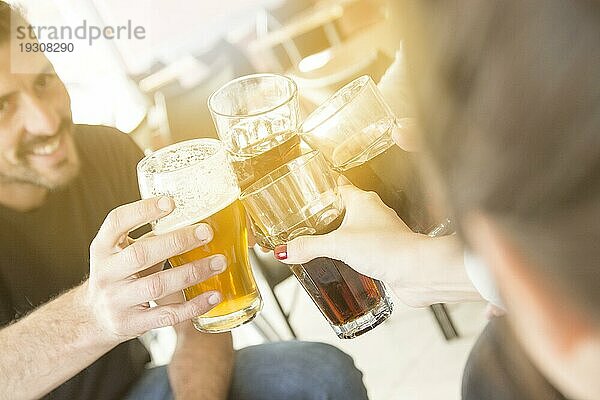 Gruppe von Freunden bei abendlichen Getränken in einer Bar