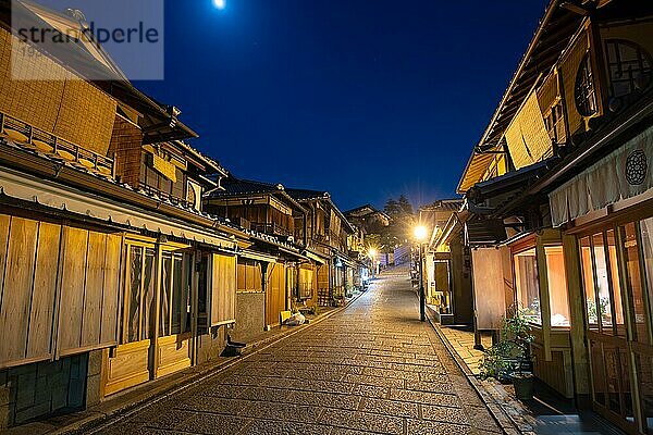 Schönes traditionelles Straßenbild in der Abenddämmerung im Bezirk Higashiyama in Kyoto  Japan  Asien