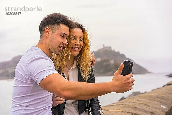 Lebensstil eines Paares  das die Sehenswürdigkeiten besichtigt und den Urlaub genießt. Aufnahme eines Selfiefotos mit dem Mobiltelefon