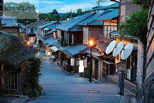 Schönes traditionelles Straßenbild in der Abenddämmerung im Bezirk Higashiyama in Kyoto  Japan  Asien