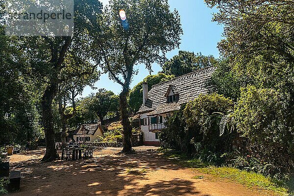 Schöne Häuser in der Natur am Anfang der Levada do Caldeirao Verde  Queimadas  Madeira. Portugal