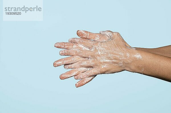 Seitenansicht Hände waschen