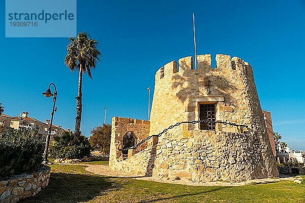 Detail des Torre del Moro im Park in der Küstenstadt Torrevieja  Alicante  Valencianische Gemeinschaft. Spanien  Mittelmeer an der costa blanca  Vertikalfoto