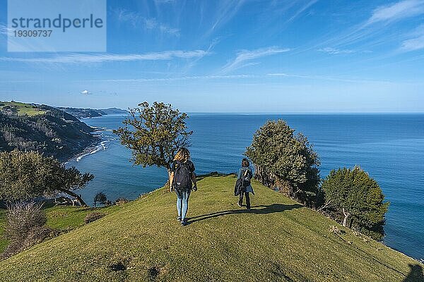 Deba  Gipuzkoa Spanien  26. Januar 2020: Zwei junge Leute wandern entlang der schönen Küste von Deba nach Zumaia