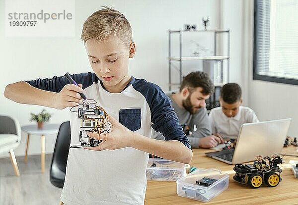 Vater und Söhne bauen Roboter
