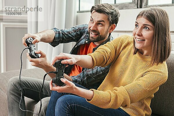 Schönes Paar spielt Videospiele Konsole