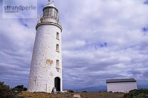 Historischer Cape Bruny Leuchtturm an einem bewölkten Tag in South Bruny Island  Tasmanien  Australien  Ozeanien