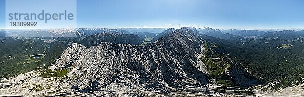 Alpenpanorama  Luftaufnahme  Westliche Wettersteinspitze  Wettersteingebirge  Bayern  Deutschland  Europa