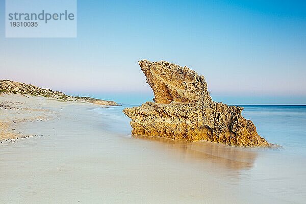 Der idyllische Number Sixteen Beach bei Sonnenuntergang in Rye  Victoria  Australien  Ozeanien