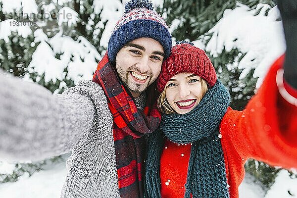 Trendy Paar posiert Kamera Winter