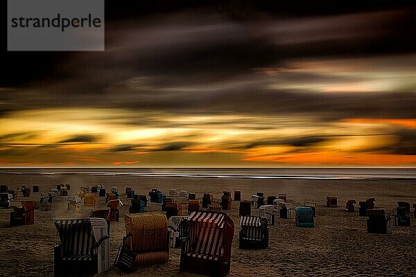 Sonnenuntergang über dem Strand auf der Nordseeinsel Juist in Ostfriesland  Deutschland  Europa