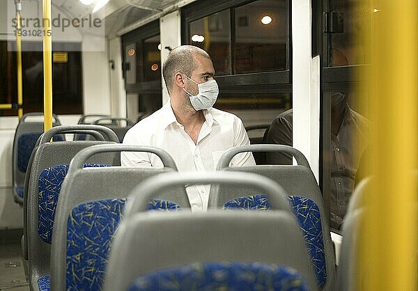 Eleganter erwachsener Männchen fährt Bus mit medizinischer Maske