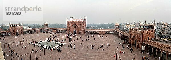 Delhi  Indien  04. Dezember 2019: Die drei Eingangstore zur Jama Masjid mit Menschen auf dem Platz  Asien