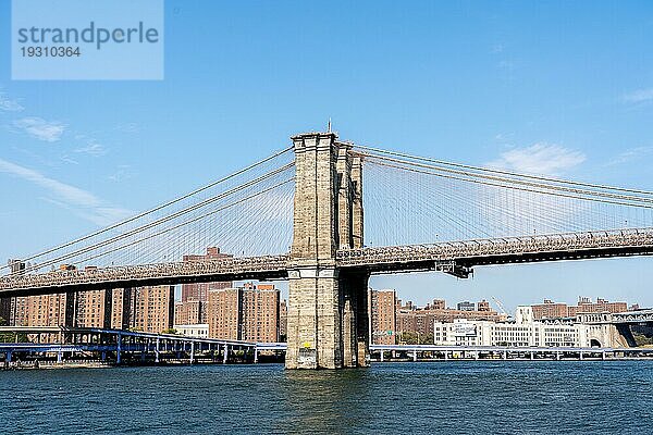 New York  Vereinigte Staaten  23. September 2019: Blick auf die berühmte Brooklyn Bridge in Richtung Manhattan in New York City