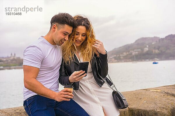 Lebensstil eines reisenden Paares  das den Urlaub genießt. Blick auf das Mobiltelefon