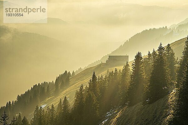 Berglandschaft. Das Gebäude der Bergstation auf dem Hochgrat im Herbst am Abend bei Nebel und Gegenlicht. Oberstaufen  Allgäuer Alpen  Deutschland  Europa