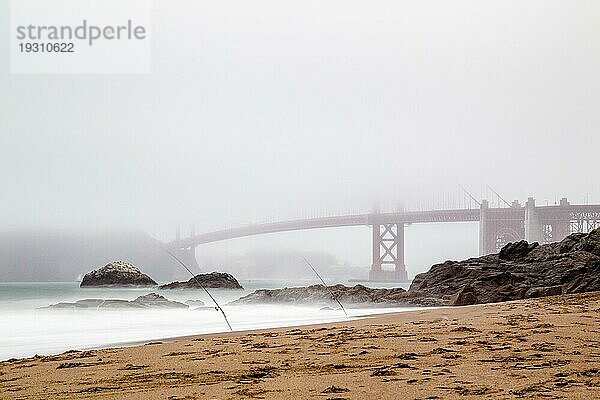 Blick von Baker Beach auf die Golden Gate Bridge im Nebel in San Francisco  Kalifornien  USA  Nordamerika