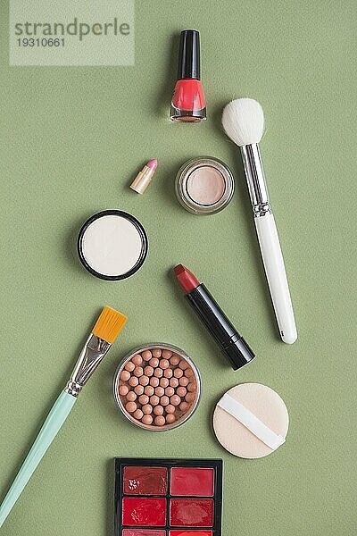 Hohe Winkel Ansicht verschiedene Make up Produkte grünen Hintergrund