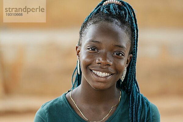 Nahaufnahme lächelndes afrikanisches Mädchen