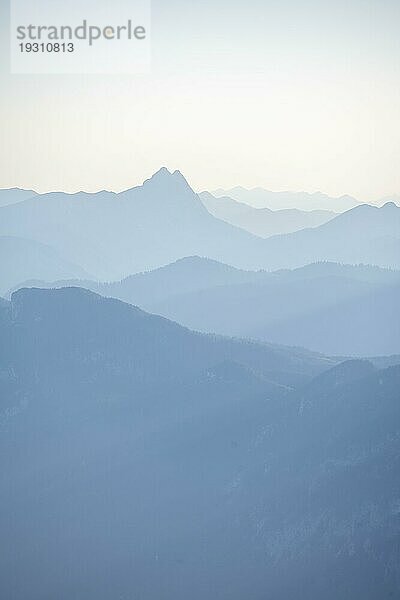 Abendstimmung  Silhouetten  Dramatische Berglandschaft  Tirol  Österreich  Europa