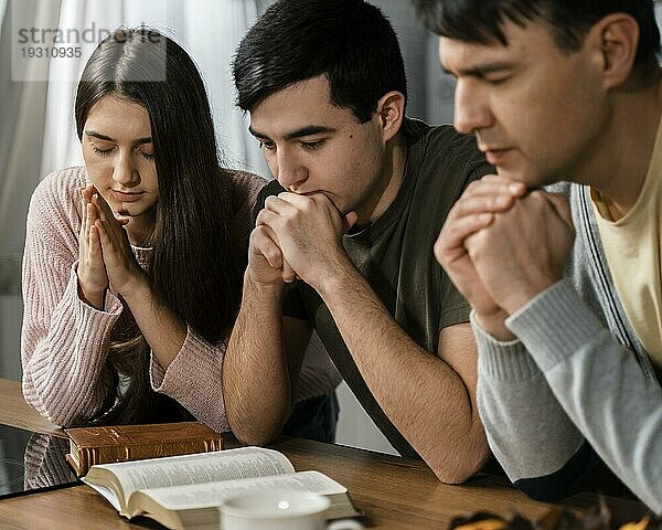 Seitenansicht Menschen  die gemeinsam beten