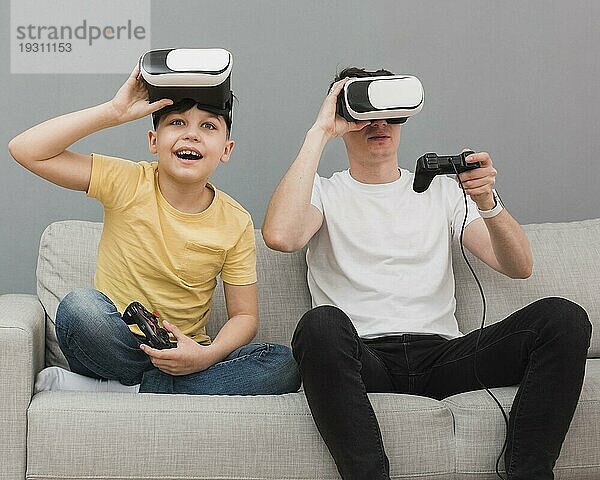 Vorderansicht Junge Mann spielt Videospiele mit Virtual Reality Headset