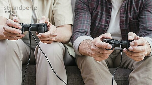 Älteres Paar spielt zusammen Videospiele