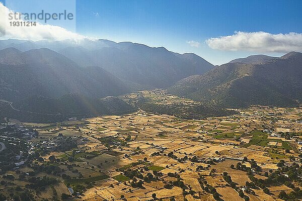 Askifou Hochebene von oben  gelbe Felder  Berge  Gegenlicht  Sonnenstrahlen  blauer Himmel  Wolken  Askifou  Provinz Chania  Kreta  Griechenland  Europa