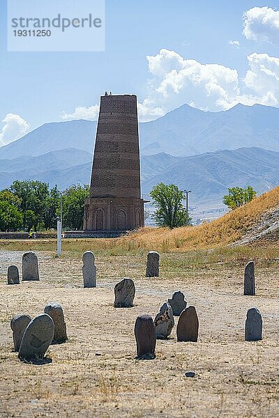 Burana Turm  Reste des Karakhanid Minarett  histroische antike Stadt Balasagun an der Seidenstraße  Balbals  historische Grabsteine in Form von menschlichen Gesichtern  bei Tokmok  Chuy  Kirgistan  Asien