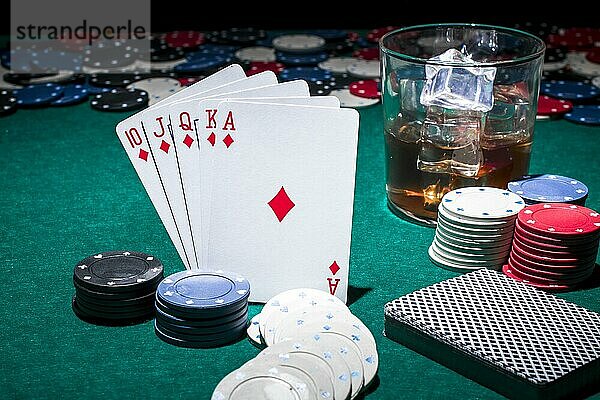 Karte Casino Chips Glas Whiskey Pokertisch