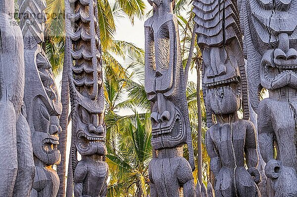 Religiöse Statuen der polynesischen Ureinwohner von Hawaii im Puauhonua o Honaunau National Historical Park auf Big Island  Hawaii