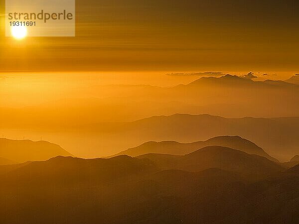 Silhouette von Bergen bei Sonnenaufgang  Psiloritis  Ida Massiv  Kreta  Griechenland  Europa