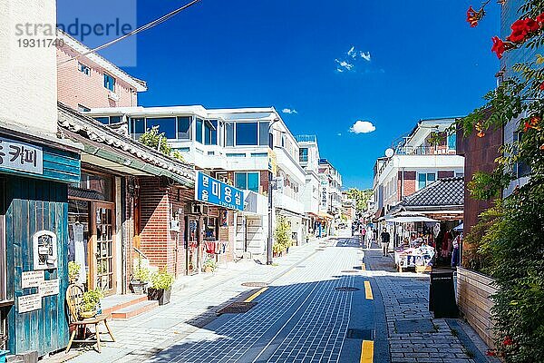 SEOUL  18. AUGUST: Bukchon Hanok Village ist ein traditionelles koreanisches Dorf in der Nähe des Gyeongbok Palasts in Seoul  Südkorea  Asien