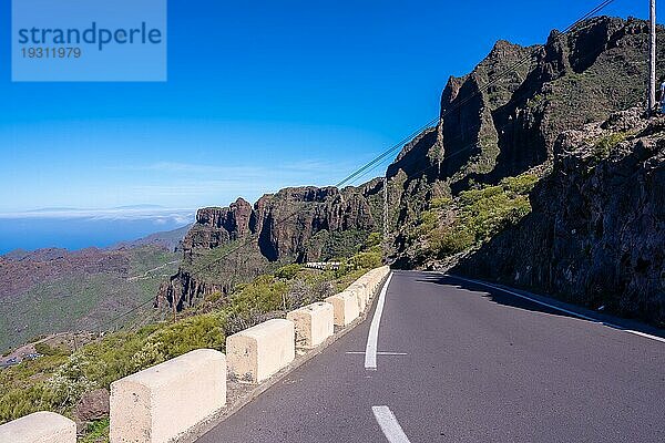 Straßen an der Steilküste der Berggemeinde Masca im Norden von Teneriffa  Kanarische Inseln