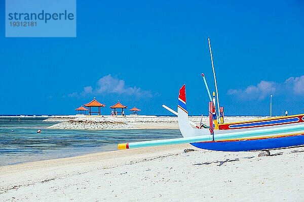 Strandszene und traditionelles balinesisches Boot am Strand von Sanur in Bali  Indonesien  Asien