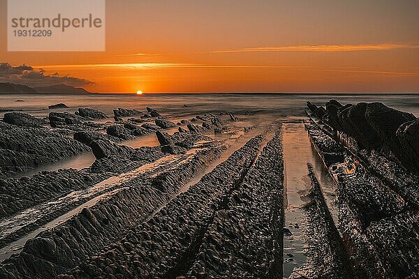 Der unglaubliche Flysch  ein schöner Sonnenuntergang in Sakoneta  ist ein Strand in Deba. Es ist das westliche Ende des Geoparks der baskischen Küste  Guipuzkoa  Baskenland. Langzeitbelichtung im Sommer am Meer