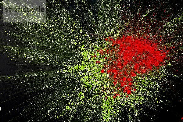 Close up rot grün holi Farbe explodiert dunklen Hintergrund