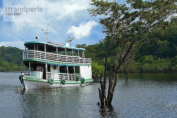 Traditionelles amazonisches Holzboot auf dem Rio Negro  Manaus  Bundesstaat Amazonien  Brasilien  Südamerika