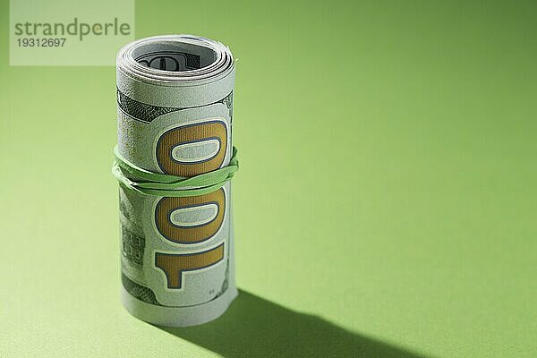 Close up aufgerollt Banknoten grünen Hintergrund