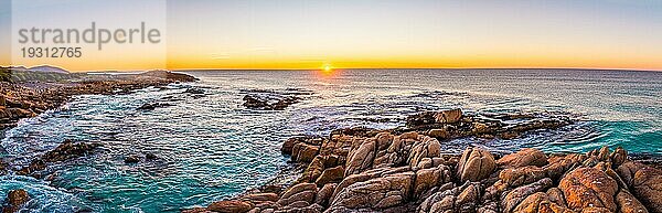 Die Sonne geht über Friendly Beaches im Freycinet Nationalpark an der Ostküste Tasmaniens auf