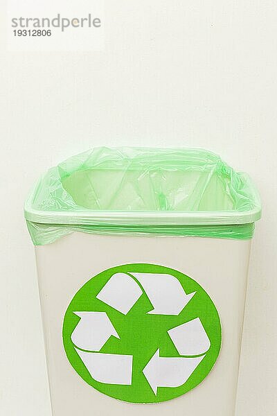 Konzept für den Natur Recyclingbehälter für gefährliche Abfälle